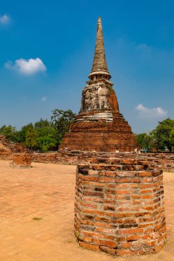 Kadim Wat Mahathat kalıntıları, Tayland 'daki Ayutthaya Tarihi Parkı' nda önemli bir tapınak.. 