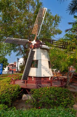 Melaka Malezya 'da yeşilliklerle çevrili yel değirmeni