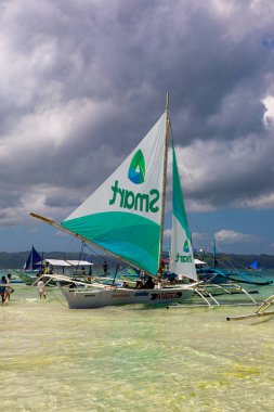 Boracay, Filipinler - Nisan 06, 2018: White Beach 'te yelkenli tekneler         