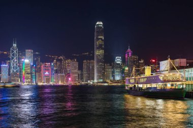 Hong Kong 'un gökyüzü ve limanı gece görüşü
