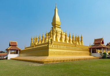 Vientiane, Laos - 17 Şubat 2018: Pha Luang, altın kaplı bir stupa, genellikle Laos 'taki en önemli ulusal anıt olarak kabul edilir.