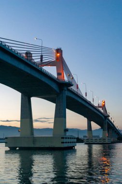 Günbatımında Cebu Filipinleri 'nde köprü
