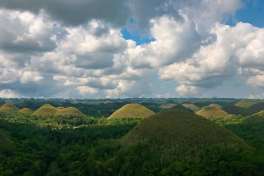 Çikolata Tepeleri Carmen Bohol Filipinler 19 numara. Nisan 2018 Bohol Doğa 'nın ünlü Çikolata Tepeleri gündüz manzaralı