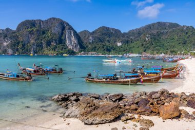 Phi Phi adası sahiline demir atmış tekneler.