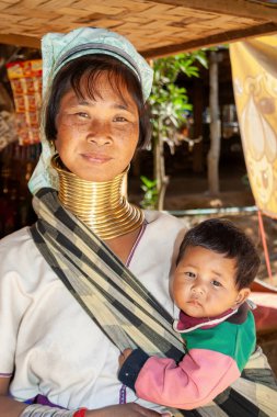 Hill Kabileleri, Mae Hong Oğlu, Tayland - 21 Ocak 2007: Karen kabilesinden çocuklu kadın