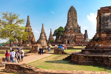 Wat Chaiwatthanaram yakınlarında uyanan turistler, Tayland 'daki Ayutthaya Tarihi Parkı' nda bulunan ünlü bir Budist tapınağı.. 