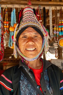Tepe kabileleri Chiang Rai Tayland 23 Ocak 2007 - Akha Tepesi kabilesinin hanımı       