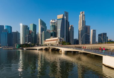 Singapur - 8 Şubat 2018: Singapur 'un ana finans bölgesinin gökdelenleri tarafından gözden kaçırılan Jubilee Köprüsü' ndeki turistler.