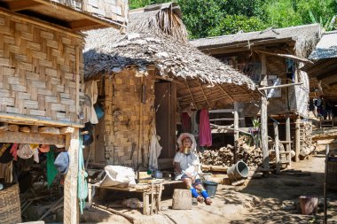 Hill Kabileleri, Mae Hong Oğlu - Tayland 21 Ocak 2007 Uzun Boylu Karen kabilesinden yaşlı kadın.