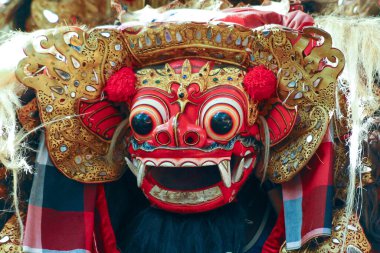 Bali, Endonezya: Geleneksel Barong dansçıları, Bali 'nin Gianyar kentinde düzenlenen kültür gösterisinde, Balili gamelan ve tapınak dekorasyonlarıyla sahne aldılar..