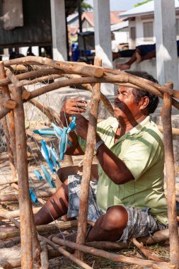 Tayland Phuket 'te ahşap yapı inşa eden bir adam.
