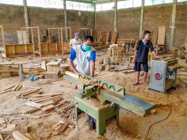 İşçiler, Endonezya Jepara 'da atölyede odun işliyorlar.