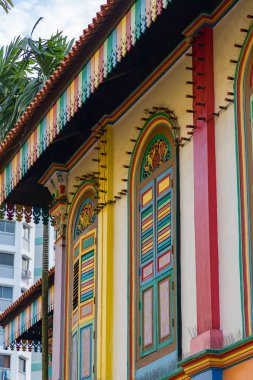 Süslü camları ve dekoratif süslemeleri olan renkli geleneksel bina, Küçük Hindistan, Singapur