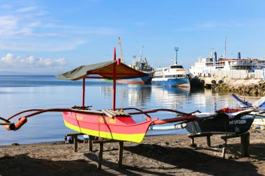 Leyte limanına yanaşan renkli tekneler mavi gökyüzünün altında