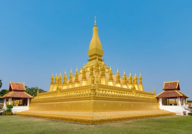 Vientiane, Laos - 17 Şubat 2018: Pha Luang, altın kaplı bir stupa, genellikle Laos 'taki en önemli ulusal anıt olarak kabul edilir.