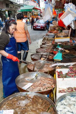 Hong Kong 'daki balık pazarındaki insanlar.