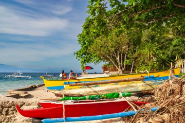 Filipinler, Tropikal Sahilde Renkli Kırmızı ve Sarı Filipinli Bangka Botları