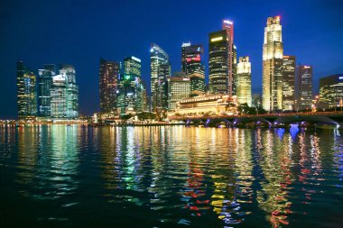 Singapur 'un gökyüzü geceleri suyu yansıtıyor