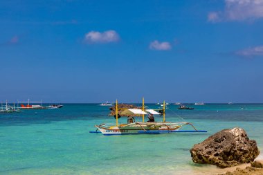 Boracay, Filipinler - 5 Nisan 2018: White Beach 'te insanlar ve tur tekneleri            