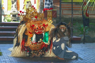 Bali, Endonezya: Geleneksel Barong dansçıları, Bali 'nin Gianyar kentinde düzenlenen kültür gösterisinde, Balili gamelan ve tapınak dekorasyonlarıyla sahne aldılar..