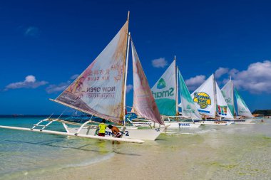 Boracay, Filipinler - Nisan 06, 2018: White Beach 'te yelkenli tekneler         