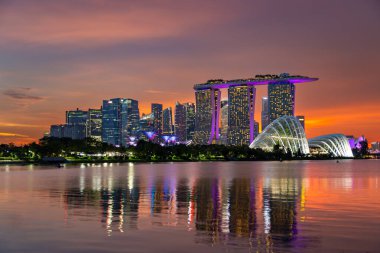 Singapur silueti gün batımında suya yansıyor