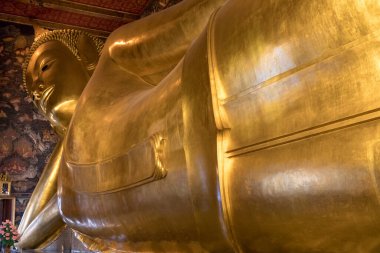 Bangkok Tayland 'da yaslanmış altın Buda heykeli