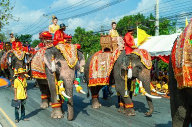 Tayland 'da Ayutthaya festivalinde geleneksel kostümlü Taylandlılar fil biniyor.