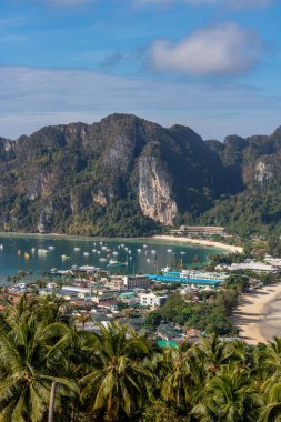 Phi Phi Adası plajının havadan görünüşü