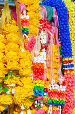 Tayland Chiang Rai 'de renkli çelenkler asılı.