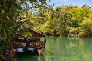 Bohol, Filipinler - 19 Nisan 2018 Loboc nehrinde yüzen restoranlar.