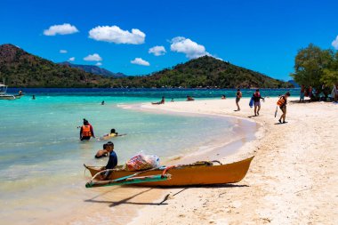 Filipinler Koronu etkinlikleriyle güneşli plaj gününün tadını çıkarıyor.