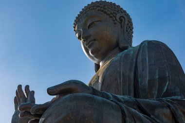 Lantau Adası, Hong Kong - 13 Ocak 2018: Lantau Adası 'ndaki 34 metre yüksekliğindeki Tian Tan Buddha.