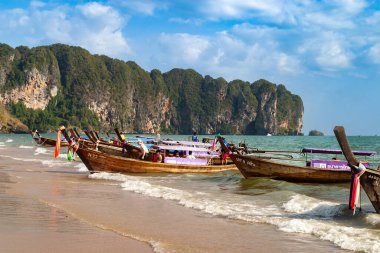 Tayland yengeci. Hint Okyanusu 'nda kayalık kayalıkları olan geleneksel ahşap kuyruklu tekneler.  