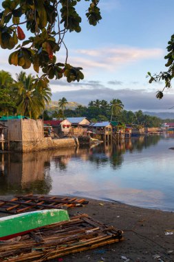 Filipinler, Güney Leyte 'de sakin bir köy manzarası yakalıyorum.