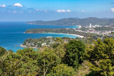Phuket, Tayland 'daki Three Beaches Hill olarak da bilinen Karon Viewpoint' ten manzara