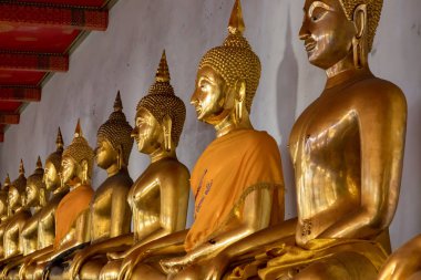 Bangkok, Tayland - 03 Mart 2018: Wat Pho 'da bir sıra altın koltuklu Buda, uzanan dev Buda imajının yuvası.