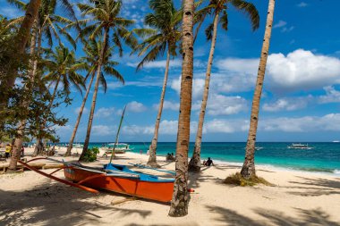 Boracay, Filipinler - 08 Nisan 2018: Puka Sahili 'nde tur teknesi       