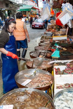 Hong Kong 'daki balık pazarındaki insanlar.