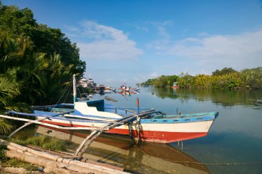 Bohol, Filipinler - 19 Nisan 2018 Loay nehir kıyısında geleneksel balıkçı tekneleri.