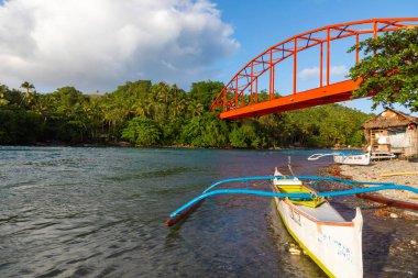 Güney Leyte Filipinlerinde nehir üzerinde renkli bir köprü