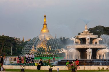 Kamu parkından Altın Shwedagon Pagoda ve Tapınak Kompleksi 'nin gündüz görüntüsü