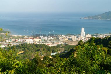 Phuket, Tayland 'daki Kamala Plajı, tepenin oradan.. 