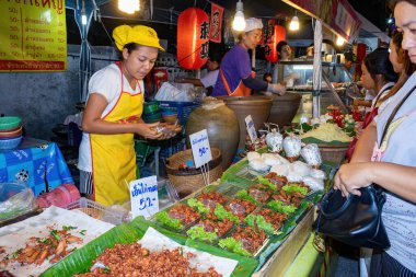 Tayland, Phuket-: tanımlanamayan insanlar akşamları markette yiyecek satıyorlar. Sokak yemeği. 