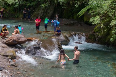 Tuasan Şelalesi, Camiguin, Filipinler - 24 Nisan 2018: Nehir ve Tuasan Şelalesinin güzel manzarası 
