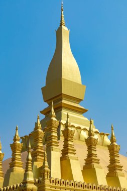 Vientiane, Laos - 17 Şubat 2018: Pha Luang, altın kaplı bir stupa, genellikle Laos 'taki en önemli ulusal anıt olarak kabul edilir.