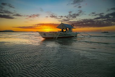 Bohol Filipinleri 19 Nisan 2018 Geleneksel balıkçı teknesi gün batımında