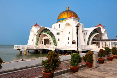 Altın Kubbe Malacca Boğazı 'nda yüzüyor.