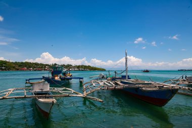 Bohol, Filipinler - 19 Nisan 2018: Bohol adasından Panglao Adası 'na giden köprülerden birinin yanındaki balıkçı tekneleri.