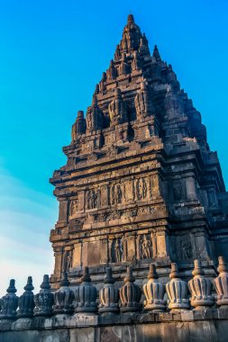 Antik Yankılar: Taştan Kuleler Güneşe Karşı